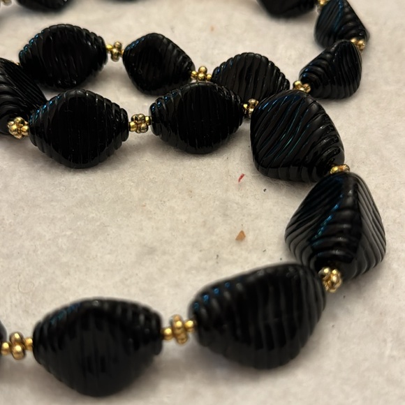 Vintage black and gold beaded necklace with clasp - Picture 2 of 4